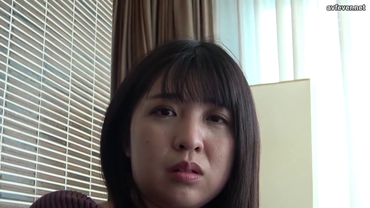 室内 · 坐姿 · 忧郁 · 面部特写 · 注视 · 自然光 · 褐色针织衫