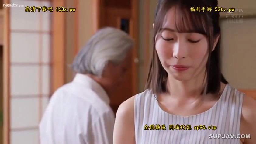 低头 · 和室 · 中景 · 站姿 · 日常 · 温婉 · 条纹无袖衫