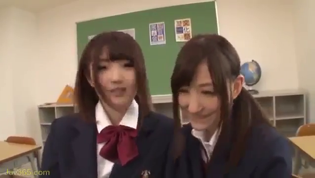 制服 · 教室 · 微笑 · 半身 · 开心 · 並んで立つ · 地球仪 · 真人