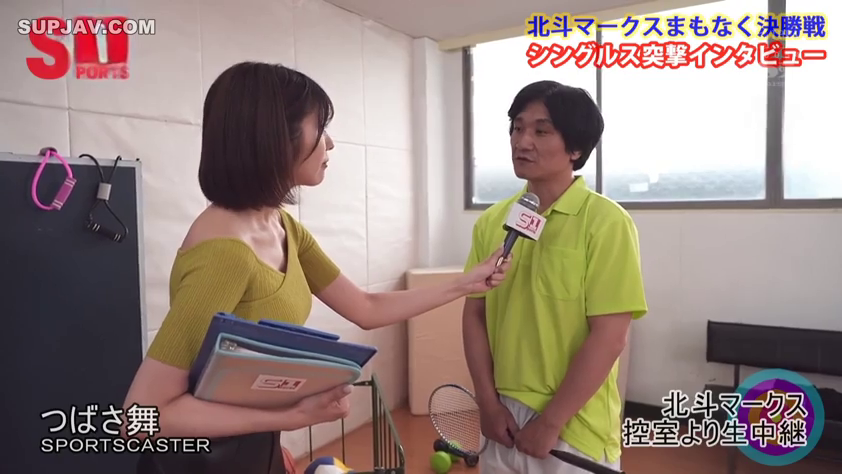 专注 · 站立 · 字幕 · 运动器材 · 采访 · 黄色运动服 · 采访室