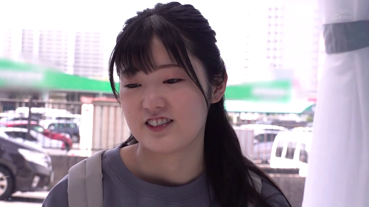 站立 · 自然 · 面部特写 · 说话 · 灰色卫衣 · 背包 · 户外停车场 · 户外实拍