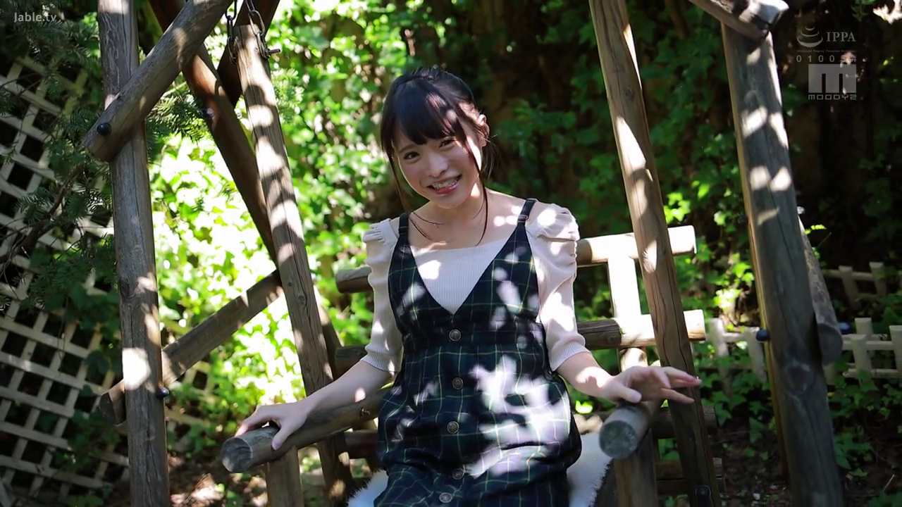 坐姿 · 中景 · 微笑 · 户外 · 注视镜头 · 格子连衣裙 · 秋千 · 清新写真