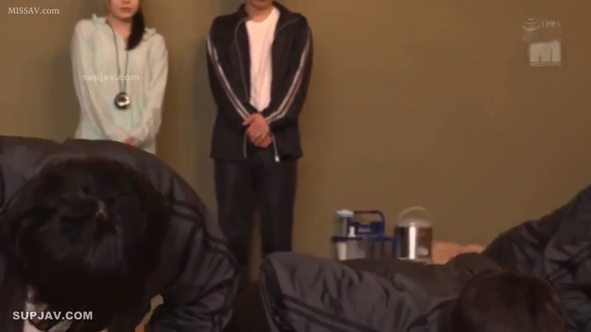 室内 · 真剣 · 站立 · 運動服 · 給水器 · 群聚