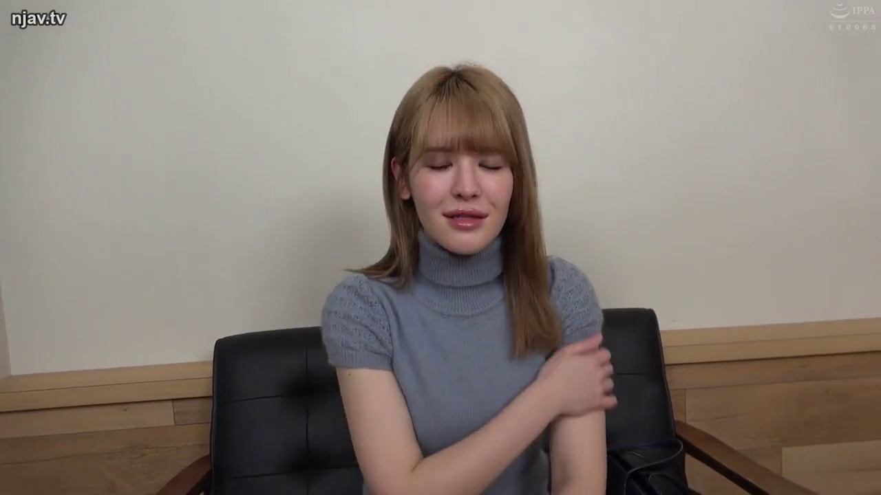 室内 · 座り姿勢 · 面部 · 灰色高领毛衣 · 忧伤 · 采访 · 訴く