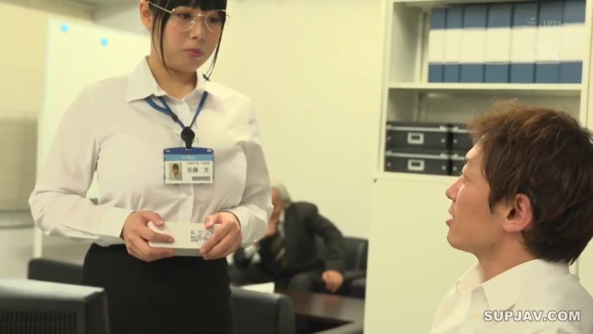 递交 · 严肃 · OL装 · 办公室 · 站立 · 中景 · 工牌 · 职场剧情