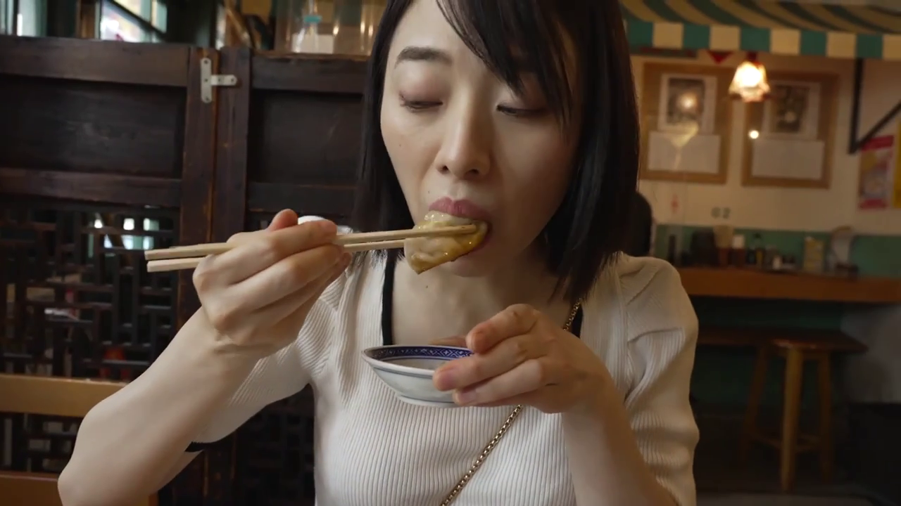 坐姿 · 脸部 · 自然 · 白色上衣 · 餐厅 · 进食 · 日常 · 筷子