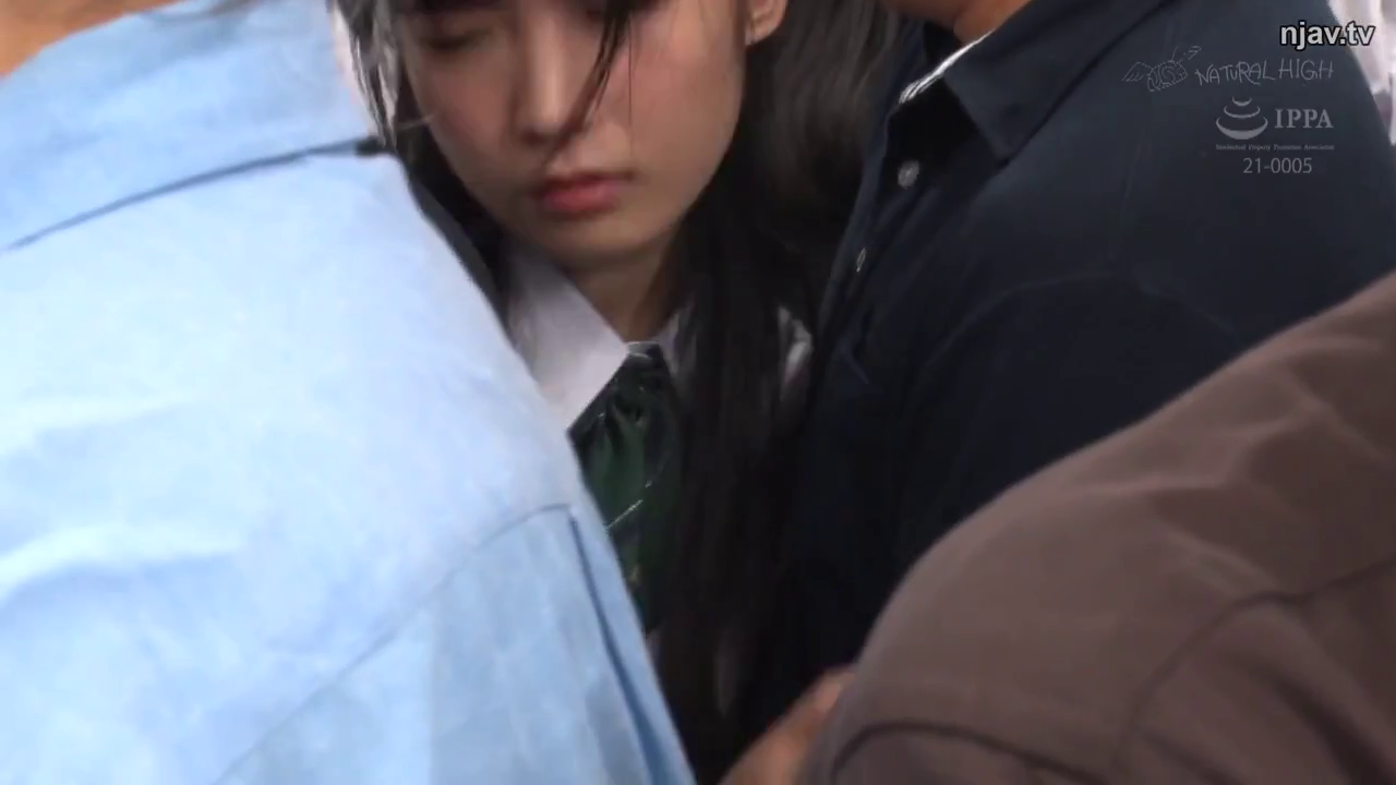 委屈 · 站立 · 面部特写 · JK制服 · 拥挤场所 · 痴汉剧情 · 被挤压