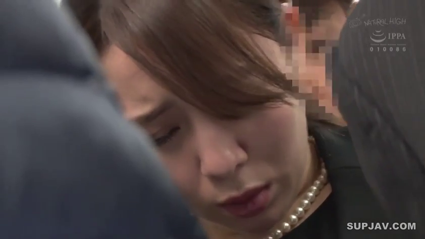 Indoor · Close-up of the face · Stand · Forbearance · 水印 · 黑色职业装 · 珍珠项链 · 拥挤接触