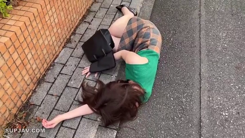 全身 · カジュアルウェア · ハンドバッグ · 屋外 · 昏迷 · 路边 · 倒地