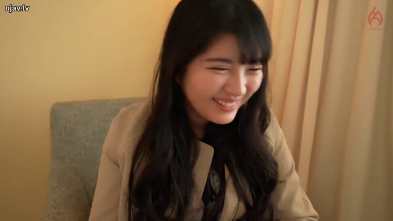 室内 · 坐姿 · 面部 · 羞涩 · 窗帘 · 倾听 · 卡其色外套 · 淑女