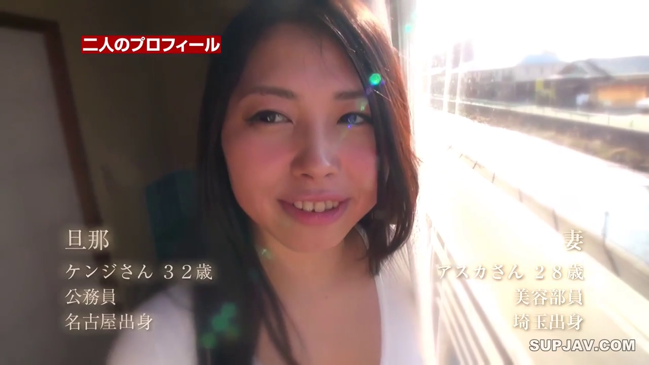 面部 · 面对镜头 · 自然 · 白色吊带 · 窗边 · 立姿 · 日文字幕