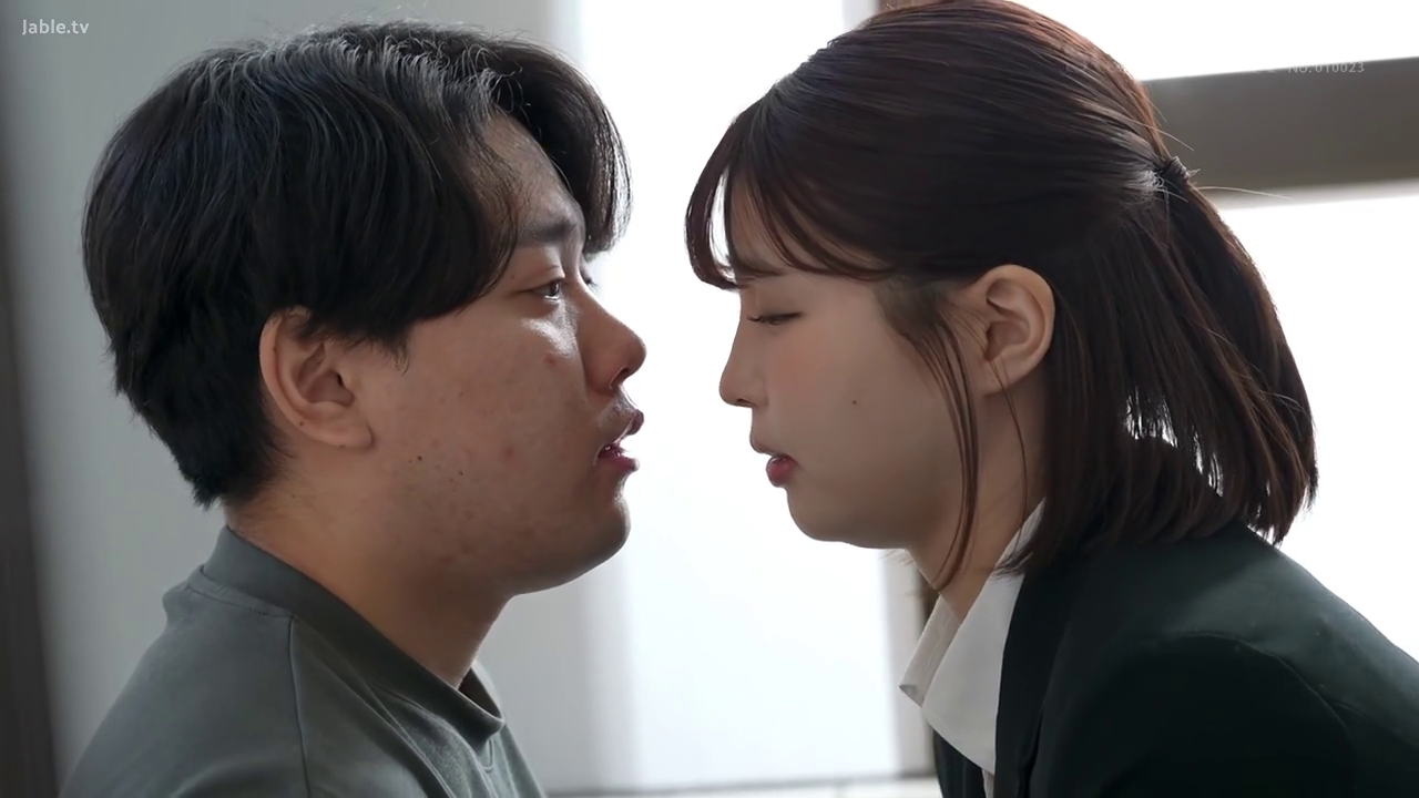 室内 · 脸部 · 专注 · 职业装 · 亲吻 · 对视 · 近景