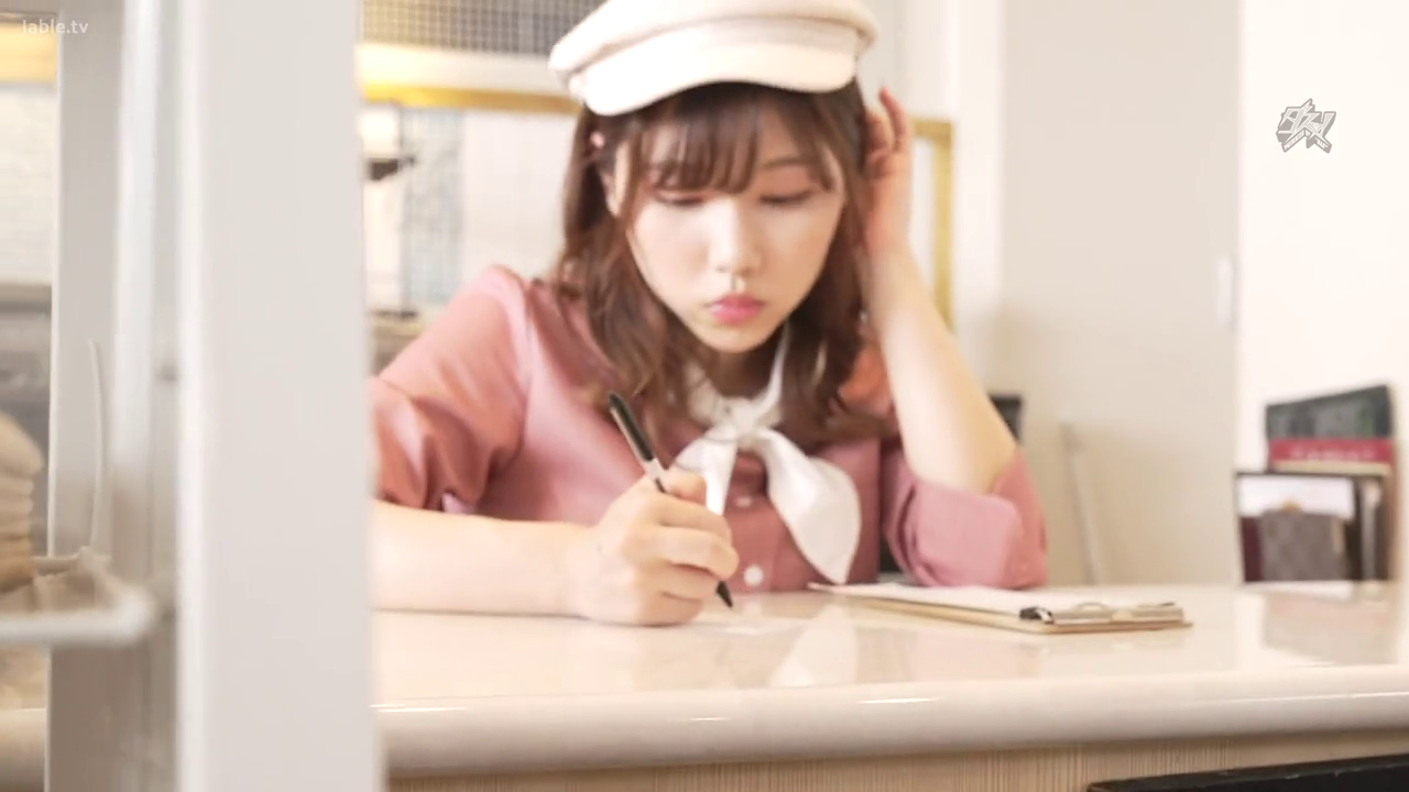 坐姿 · 专注 · 半身特写 · 贝雷帽 · 粉色制服 · 柜台 · 圆珠笔 · 写字