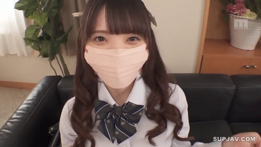 坐姿 · 微笑 · 客厅 · 面部特写 · 学生制服 · 口罩 · 凝视镜头 · 长卷发