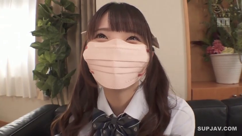 坐姿 · 客厅 · 面部特写 · 学生制服 · 双马尾 · 口罩 · 向上仰望 · 喜悦笑容