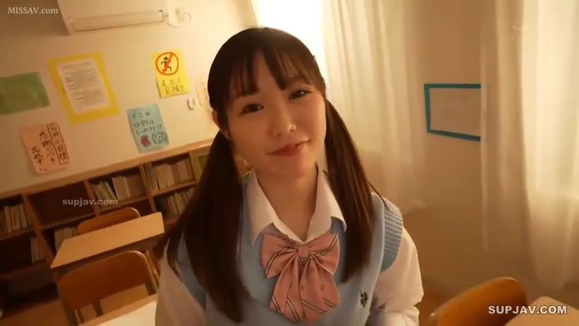 教室 · 站立 · 微笑 · 课桌 · 注視 · JK制服 · 頭部 · キャンパス