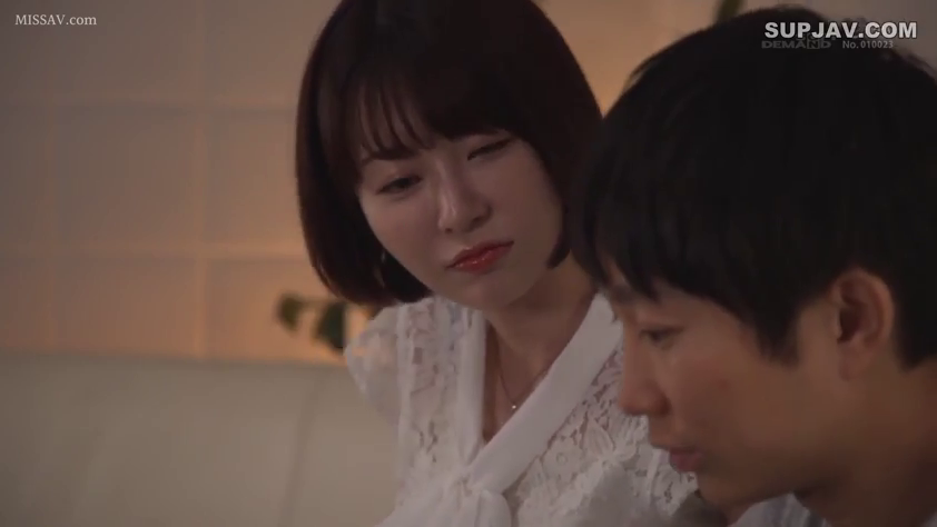 室内 · 坐姿 · 忧郁 · 脸部 · 白色衬衫 · 剧情 · 注视