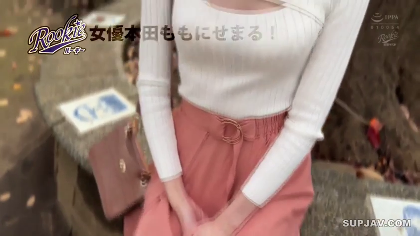 Sitting Posture · Outdoor · Trunk close-up · 静止 · Brochure · 粉色裙子 · 模糊背景