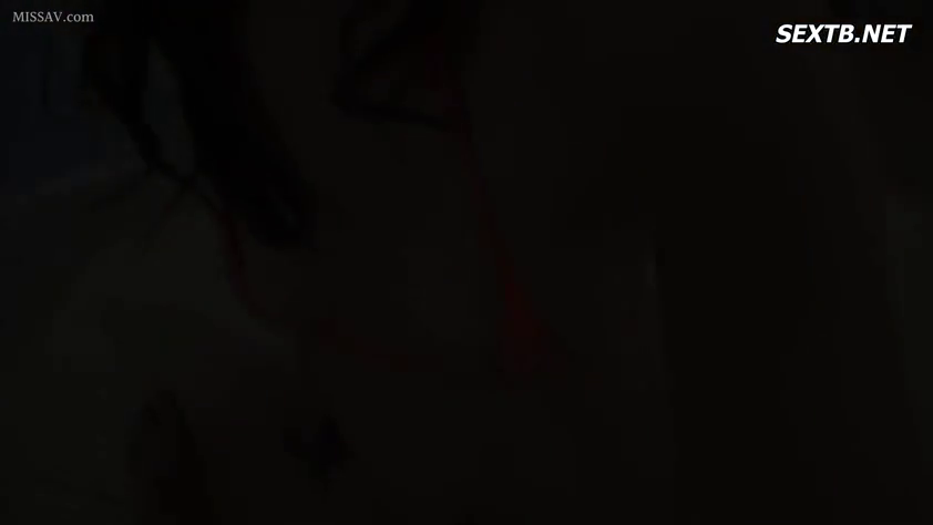 室内 · 躯干 · 跪き姿勢 · 薄暗 · 静止 · 赤い下着