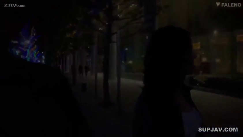 Stand · Horizon · Outdoor · Casual clothes · 散步 · Blur · 夜晚 · 灯饰