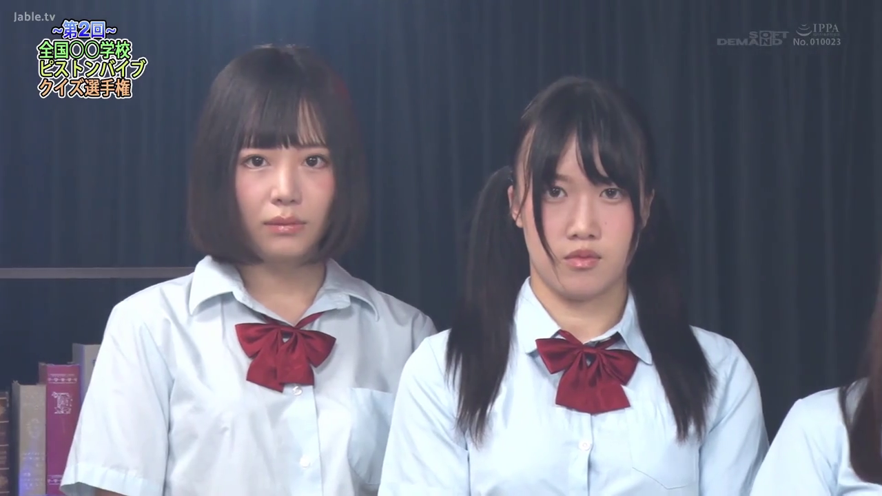 严肃 · 校服 · 注视 · 房间 · 双人 · 书架 · 并排站立