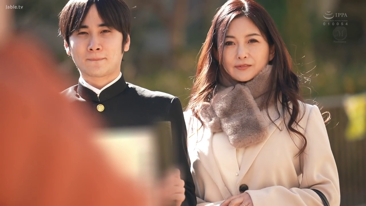 站姿 · 微笑 · 大衣 · 凝视 · 上半身 · 户外 · 熟女