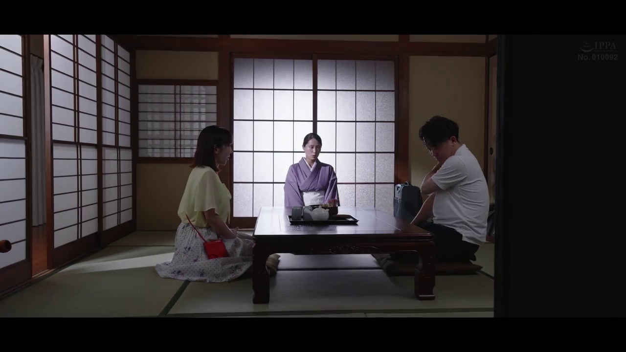 交谈 · 严肃 · 跪坐 · 茶几 · 远景 · 和服 · 三人 · 日式房间