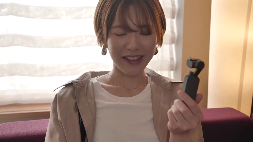 展示 · 微笑 · 近景 · 窗边 · 生活 · 手持物品 · 休闲衬衫 · 手持云台