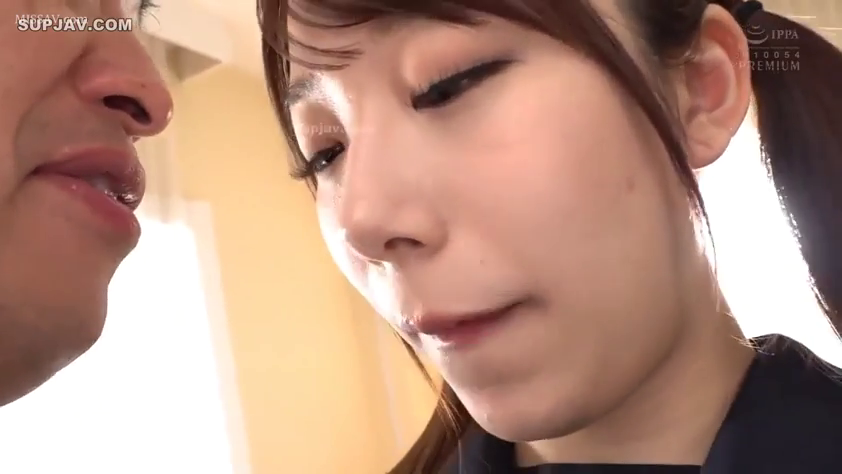 室内 · 制服 · 顔部のクローズアップ · 凝視 · 近景 · 动情 · 贴近