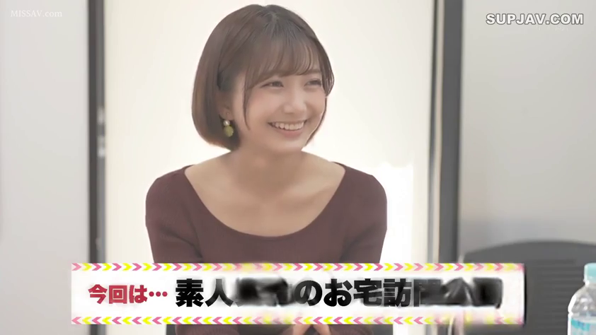 座り姿勢 · 顔のクローズアップ · 輝く笑顔 · 交流谈话 · 茶色ニットセーター · 采访现场 · 文字遮盖码