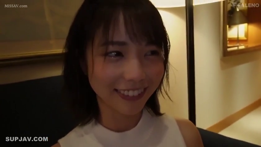 Indoor · Outgoing · Floor lamp · 白色无袖上衣 · Extreme close-up of the face · 看向侧方 · 侧头微笑 · 浅景深虚化