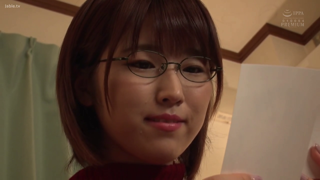 室内 · 座り姿勢 · メガネ · 顔のクローズアップ · 読む · 红色高领毛衣 · 温和