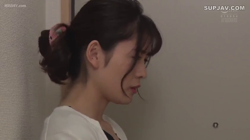 Indoor · Melancholy · Stand · White top · Gaze · 侧脸特写 · 发圈 · Ponytail