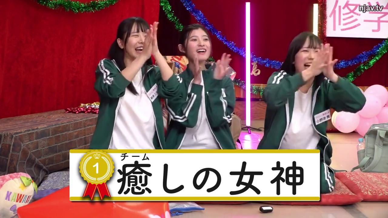 坐姿 · 中景 · 大笑 · 综艺截图 · 绿色运动服 · 室内舞台 · 欢呼鼓掌 · 装饰气球