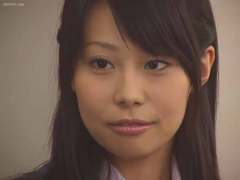 Indoor · Close-up of the face · Smile · shirt · Eye contact · 正面