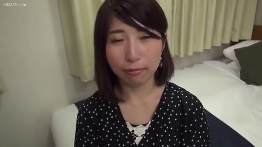 Sitting Posture · Bedroom · pillow · 自然 · 面部特写 · 注视镜头 · 短发 · Black polka dot top