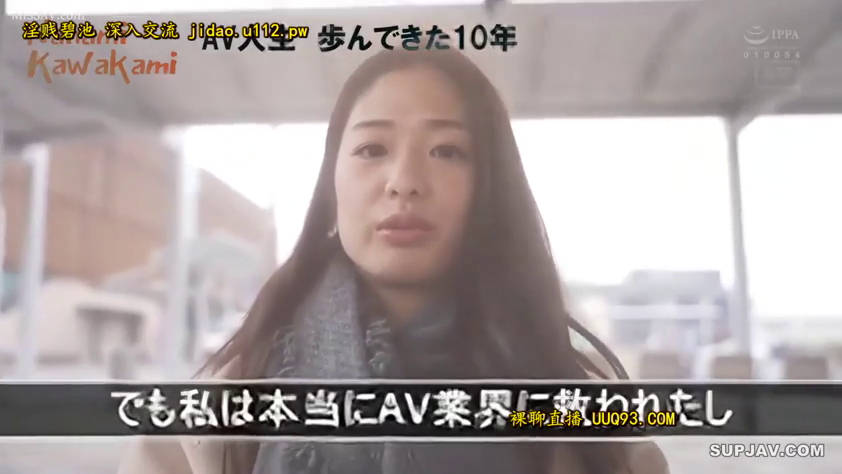 严肃 · 脸部 · 站立 · 字幕 · 户外 · 访谈 · 围巾外套