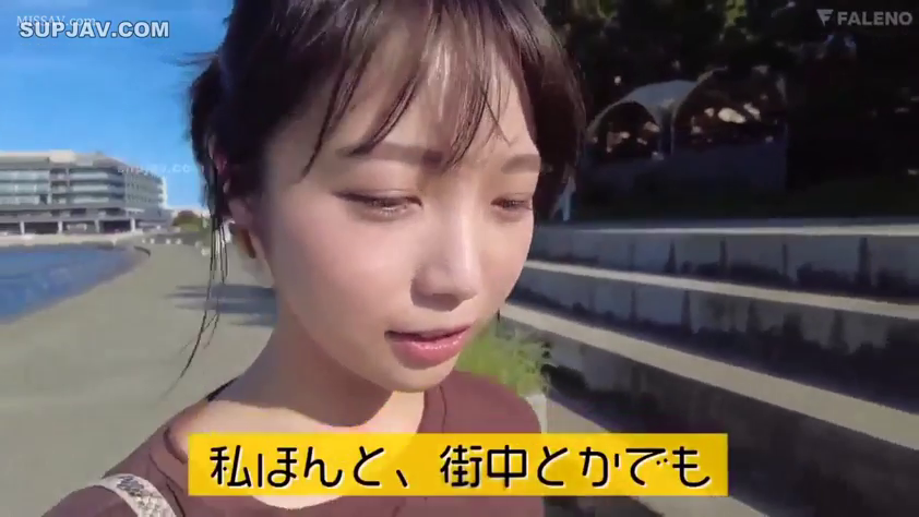 自然 · 面部特写 · Casual wear · 行走 · Outdoor · 录像 · Exterior scene · 字幕条