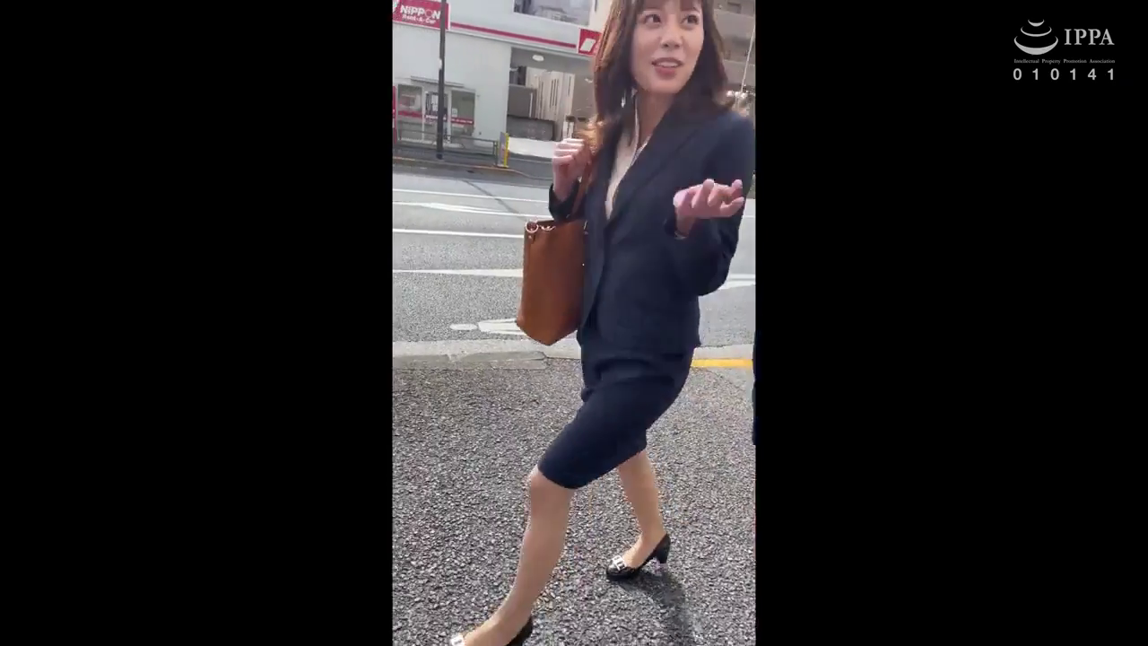 微笑 · 职业装 · 手提包 · 街道 · 走路 · 中远景 · OL风 · 步行