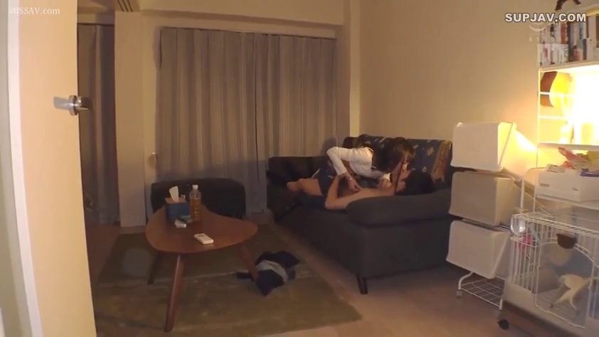 ソファ · リビング · 居家 · 遠景 · キス · 常服 · ぼかし · 臥位