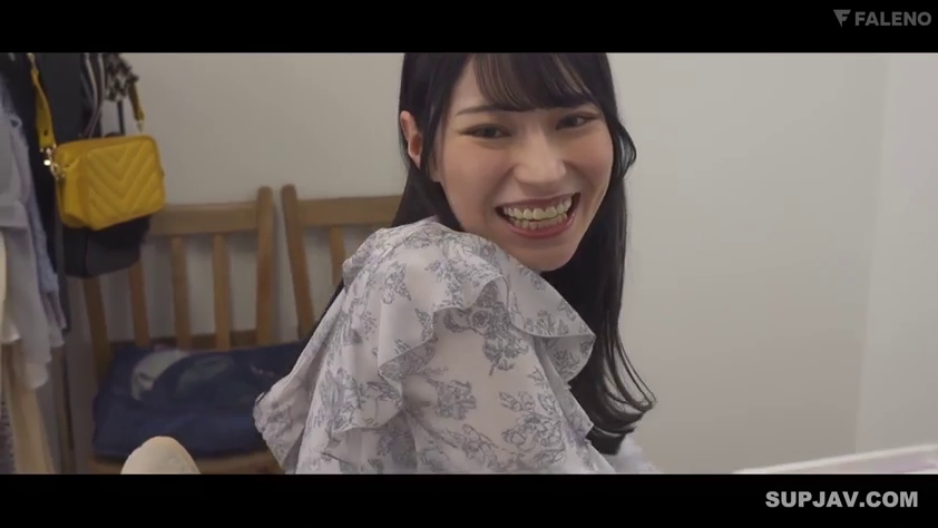 微笑 · 半身 · 长发 · 室内房间 · 开心 · 碎花上衣 · 侧坐回头 · 黄色背包