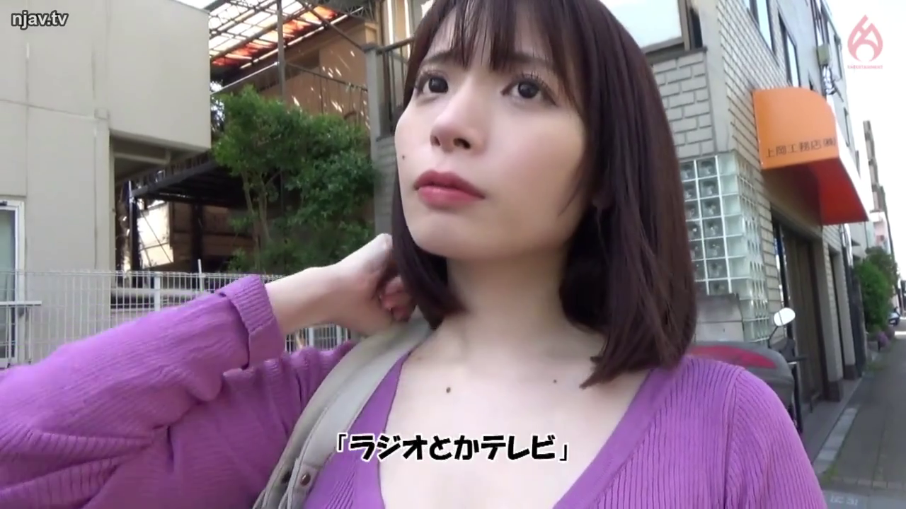 面部 · 站立 · 平静 · 针织衫 · 街道 · 行走 · 背包 · 街头采访