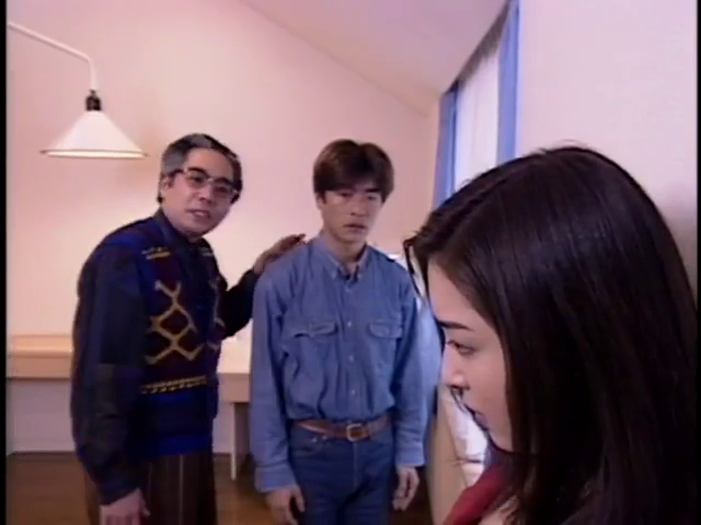 站立 · プロットシーン · 房间内 · 吊灯 · 無（中景） · 日常シャツ · 对视注视 · 严肃紧张