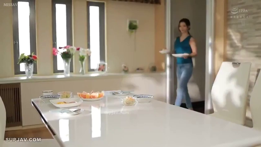 自然 · 居家 · 餐桌 · 远景 · 餐厅 · 休闲服 · 端菜 · 走动