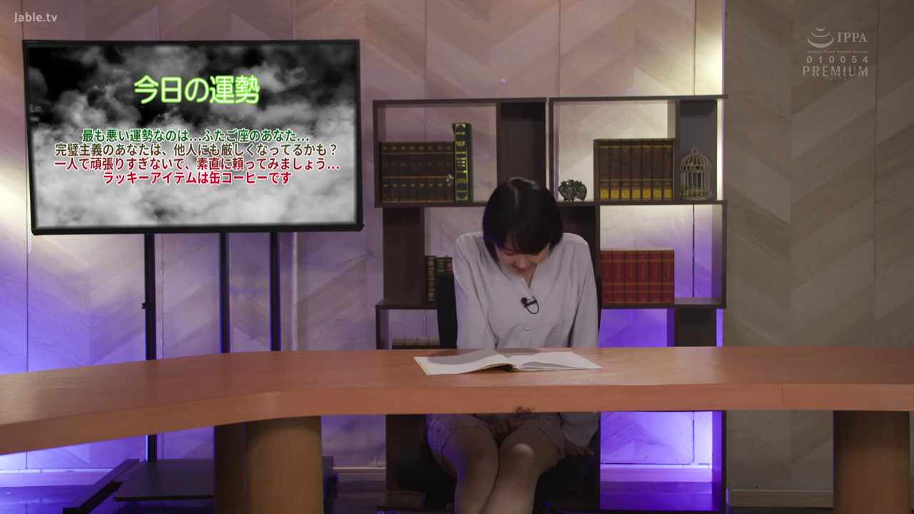 专注 · 办公桌 · 全景 · 端坐 · 演播室 · 浅色衬衫 · 低头翻阅 · 职场环境