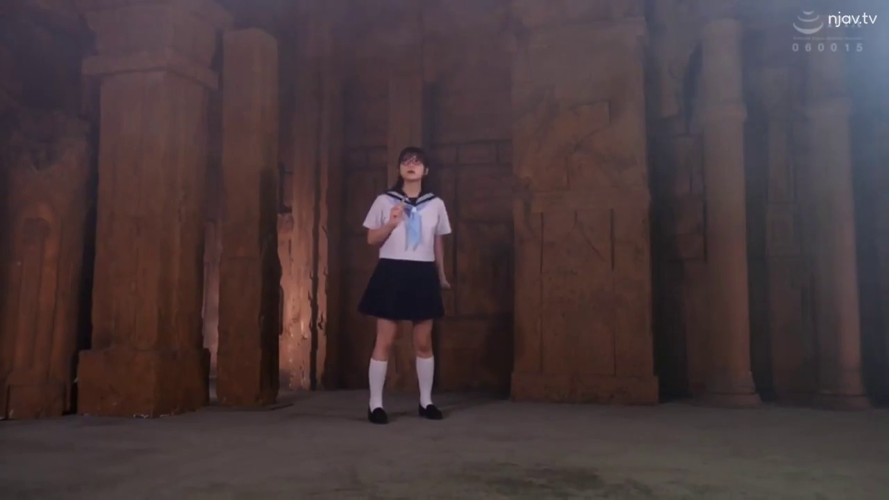 严肃 · 眼镜 · 角色扮演 · 站立 · 站立 · 全景 · 水手服 · 遗迹