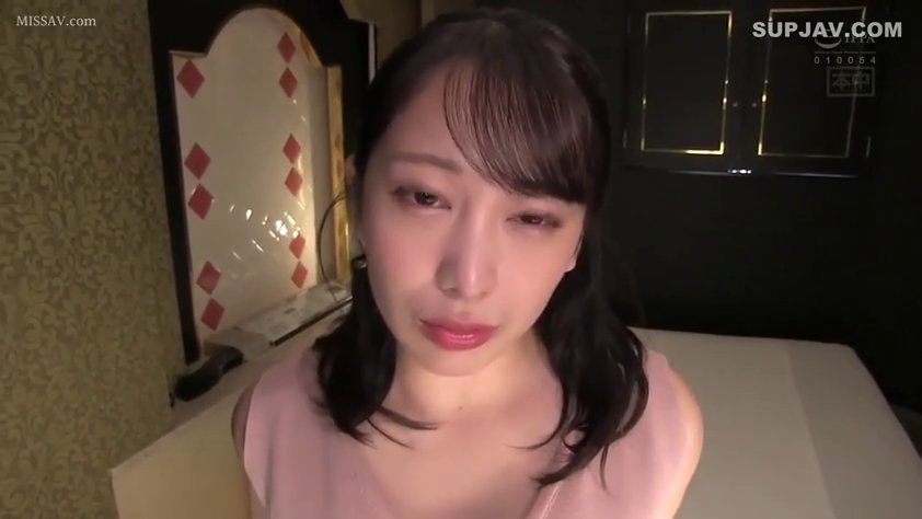 寝室 · 迷離 · 顔のクローズアップ · 注視 · 柔和光线 · 前傾 · ピンクのノースリーブトップ · 床头