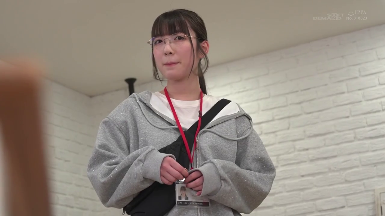 室内 · 卫衣 · 站立 · 平静 · 半身特写 · 凝視 · 清纯 · 工牌