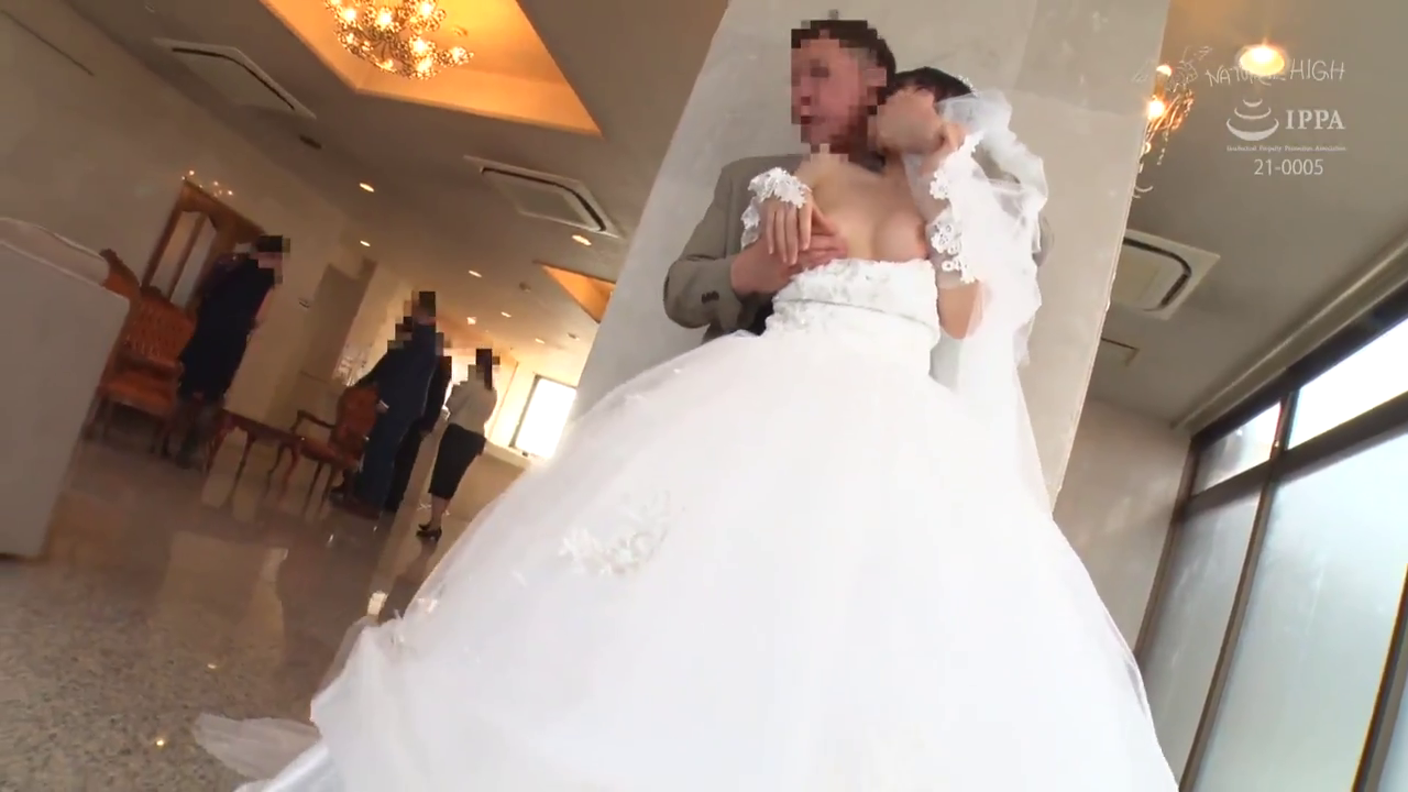 严肃 · 中景 · 抚摸胸部 · 婚纱 · 婚礼礼堂 · 站立后抱 · 头纱 · 人脸打码