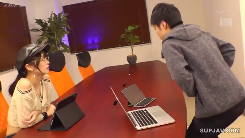 站立 · 严肃 · 中景 · 平板电脑 · 交流 · 报童帽 · 剧情片 · 会议室